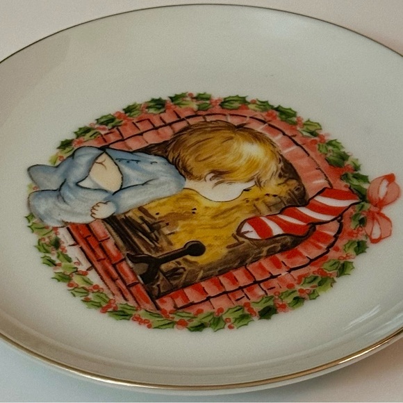 Vintage JASCO 1982 Christmas Plate, 22K Gold Edged, Boy by Fireplace, Japan - Picture 9 of 15
